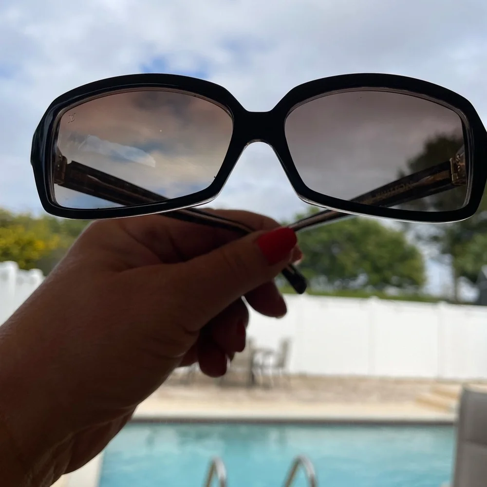 LOUIS VUITTON sunglasses - Picture 2 of 9